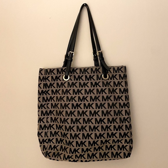 Michael Kors monogram tote - Picture 2 of 8